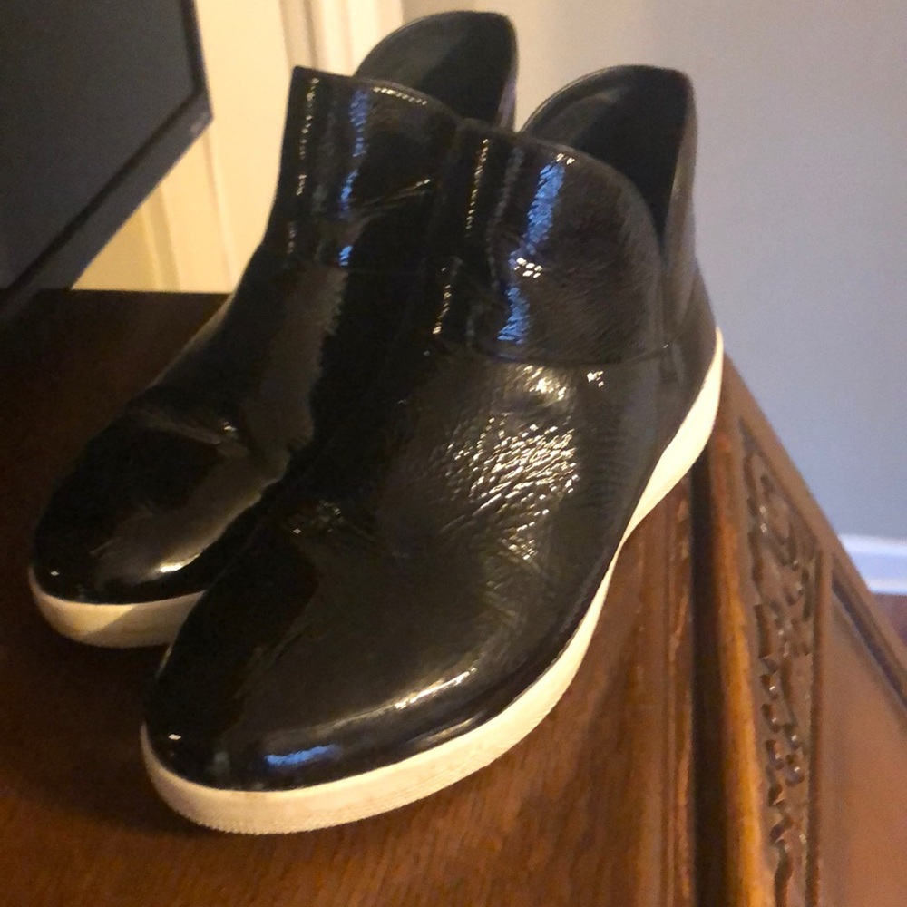 Fit flip patent leather boots